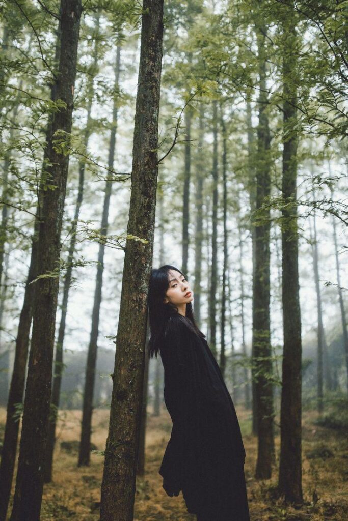 tạo dáng chụp ảnh trong rừng thông